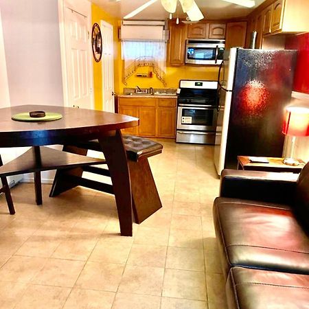 Large 3-Bedrooms/2-Bath Apt, One Block To Train New York Exterior foto