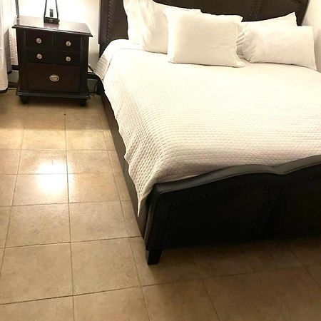 Large 3-Bedrooms/2-Bath Apt, One Block To Train New York Exterior foto