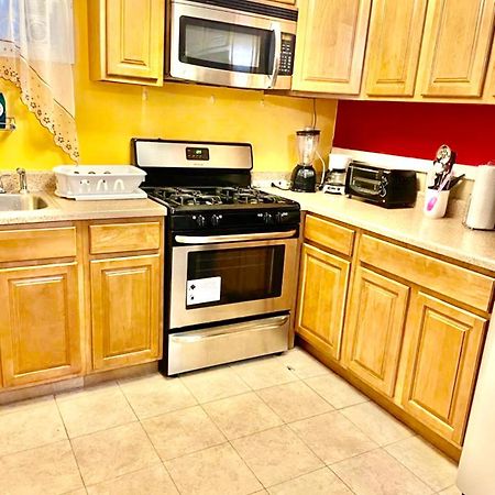 Large 3-Bedrooms/2-Bath Apt, One Block To Train New York Exterior foto