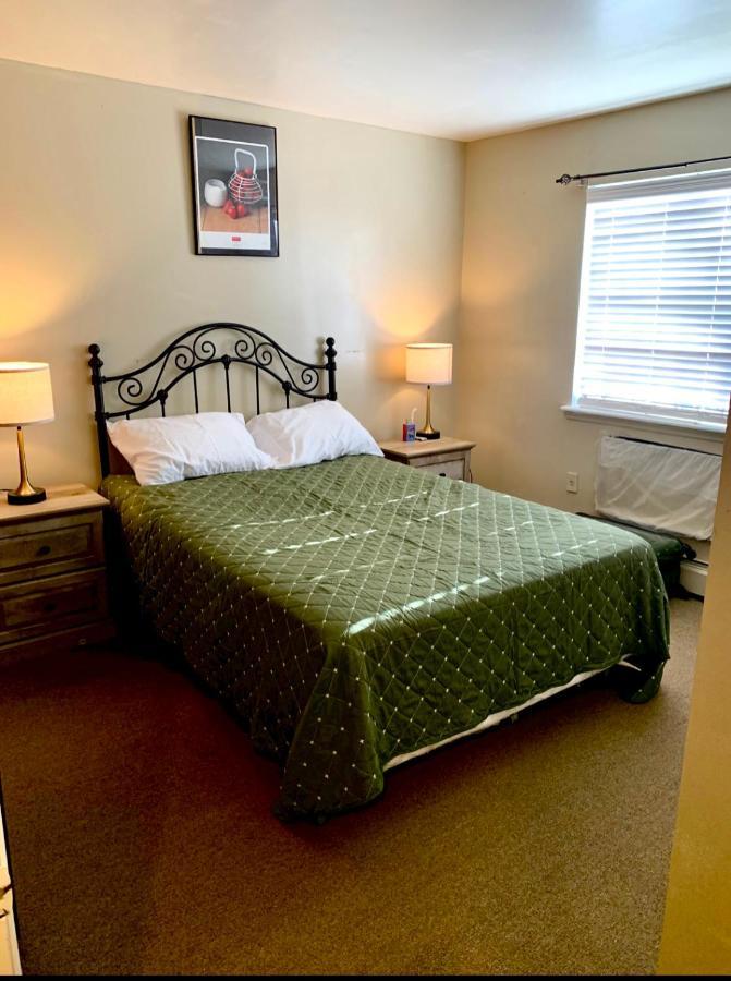 Large 3-Bedrooms/2-Bath Apt, One Block To Train New York Exterior foto