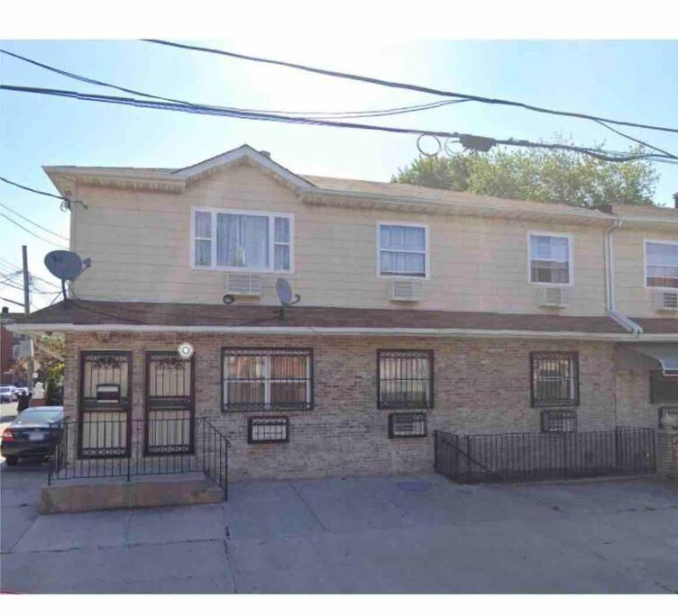 Large 3-Bedrooms/2-Bath Apt, One Block To Train New York Exterior foto