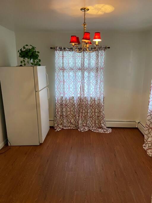 Large 3-Bedrooms/2-Bath Apt, One Block To Train New York Exterior foto