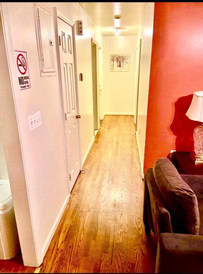 Large 3-Bedrooms/2-Bath Apt, One Block To Train New York Exterior foto
