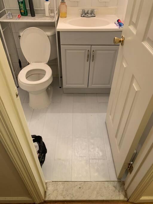 Large 3-Bedrooms/2-Bath Apt, One Block To Train New York Exterior foto
