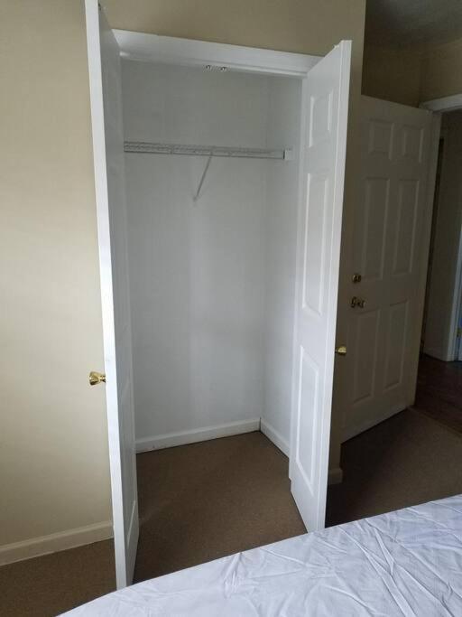 Large 3-Bedrooms/2-Bath Apt, One Block To Train New York Exterior foto