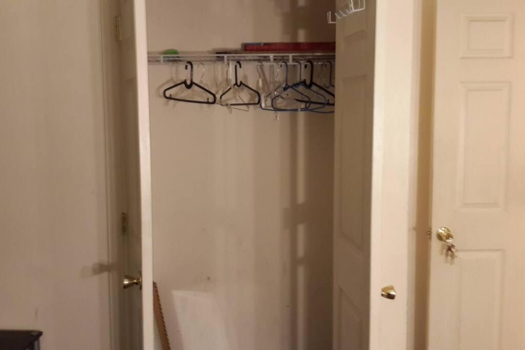 Large 3-Bedrooms/2-Bath Apt, One Block To Train New York Exterior foto