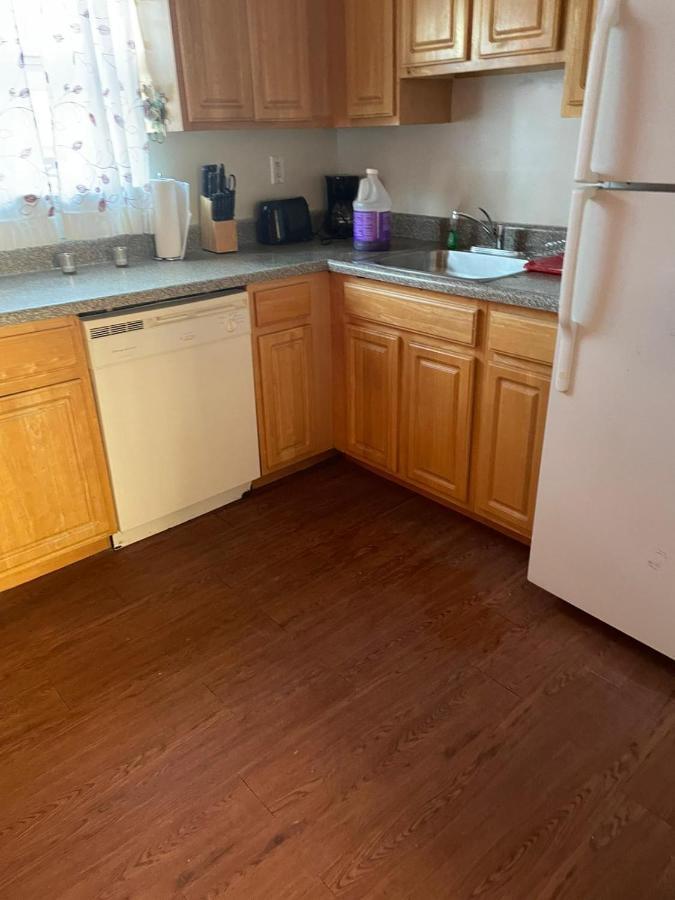 Large 3-Bedrooms/2-Bath Apt, One Block To Train New York Exterior foto