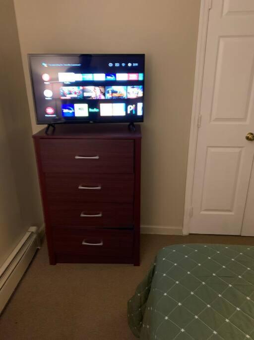 Large 3-Bedrooms/2-Bath Apt, One Block To Train New York Exterior foto