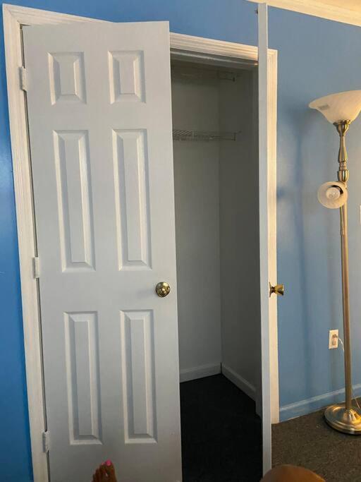 Large 3-Bedrooms/2-Bath Apt, One Block To Train New York Exterior foto