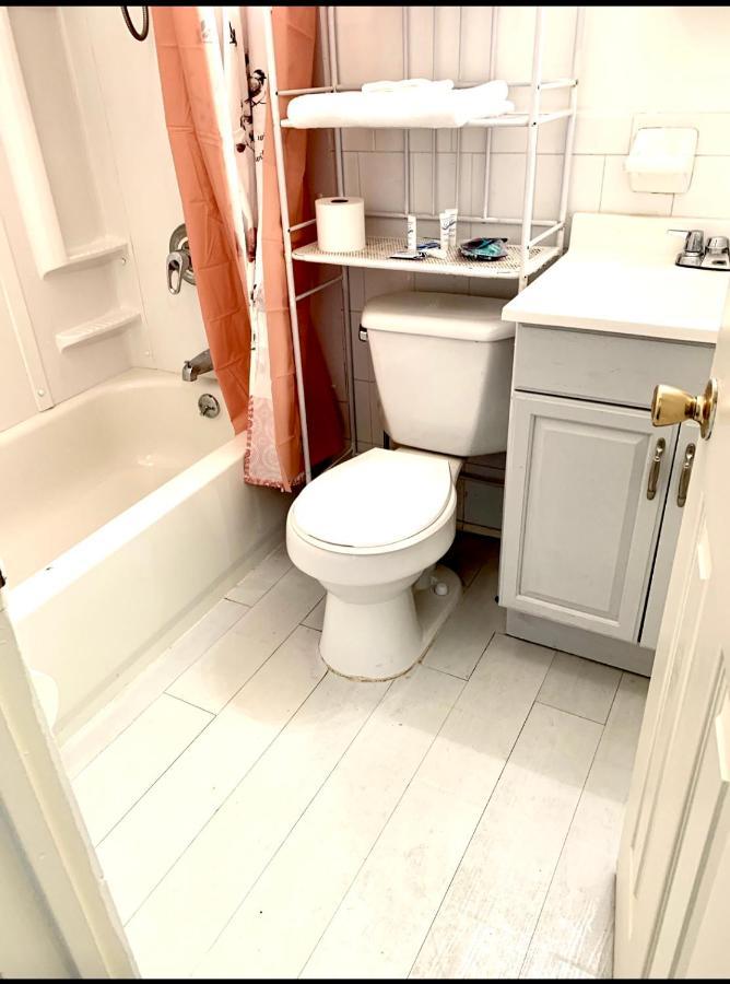 Large 3-Bedrooms/2-Bath Apt, One Block To Train New York Exterior foto