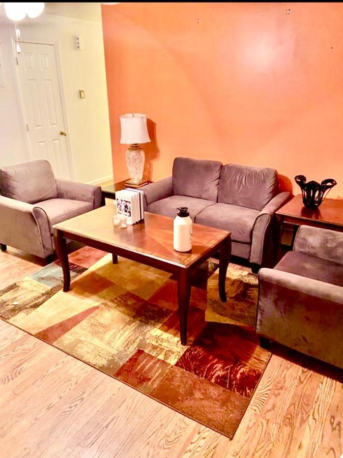 Large 3-Bedrooms/2-Bath Apt, One Block To Train New York Exterior foto