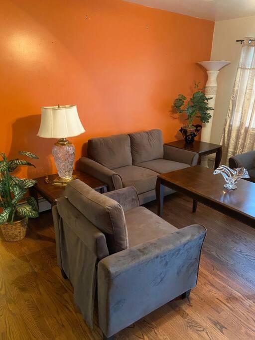 Large 3-Bedrooms/2-Bath Apt, One Block To Train New York Exterior foto