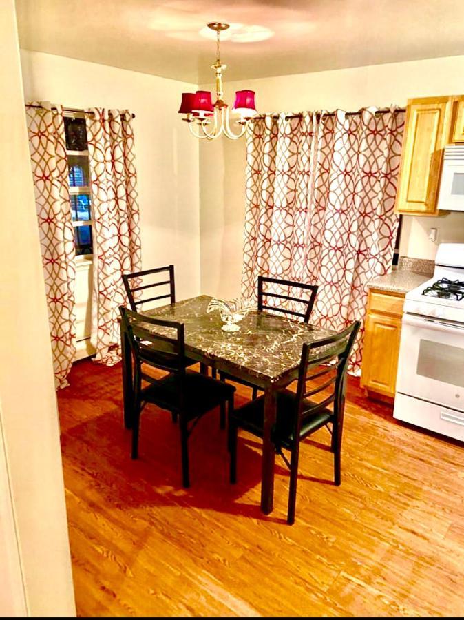 Large 3-Bedrooms/2-Bath Apt, One Block To Train New York Exterior foto