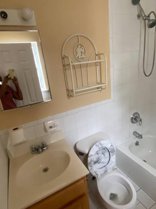Large 3-Bedrooms/2-Bath Apt, One Block To Train New York Exterior foto