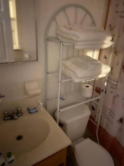 Large 3-Bedrooms/2-Bath Apt, One Block To Train New York Exterior foto