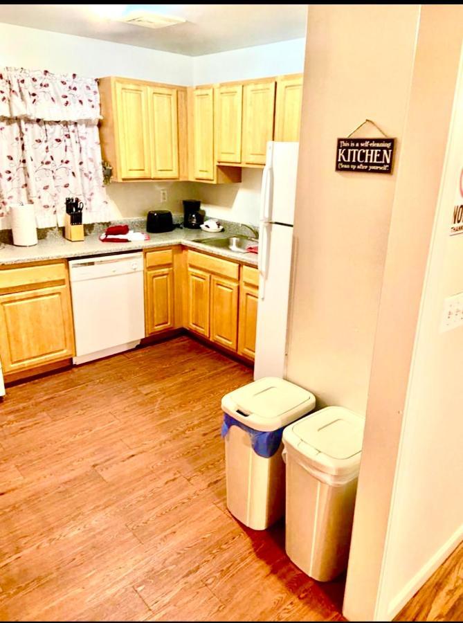 Large 3-Bedrooms/2-Bath Apt, One Block To Train New York Exterior foto