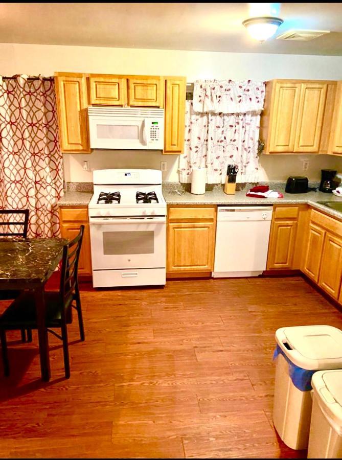 Large 3-Bedrooms/2-Bath Apt, One Block To Train New York Exterior foto