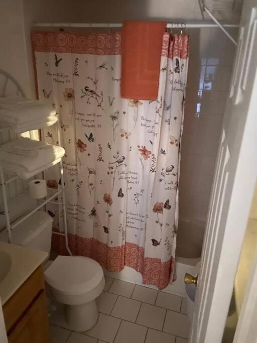 Large 3-Bedrooms/2-Bath Apt, One Block To Train New York Exterior foto