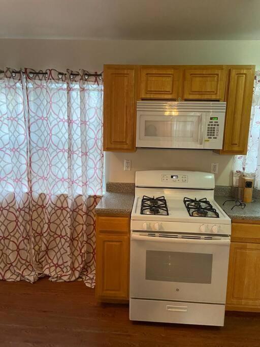 Large 3-Bedrooms/2-Bath Apt, One Block To Train New York Exterior foto