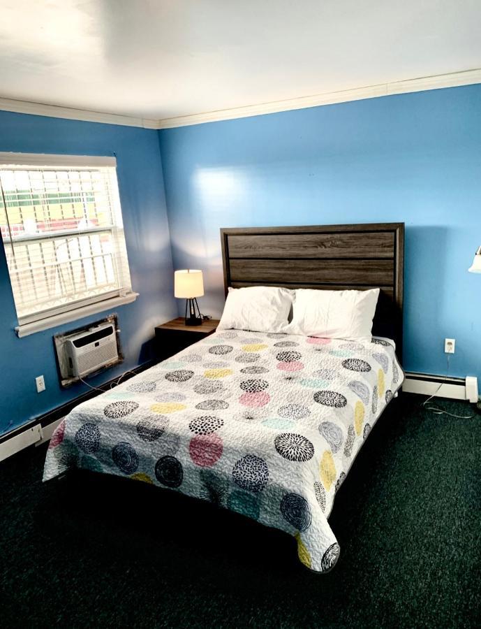 Large 3-Bedrooms/2-Bath Apt, One Block To Train New York Exterior foto