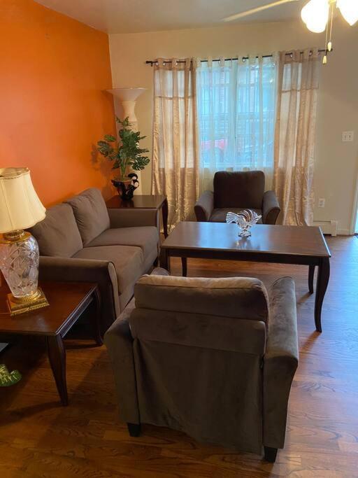 Large 3-Bedrooms/2-Bath Apt, One Block To Train New York Exterior foto