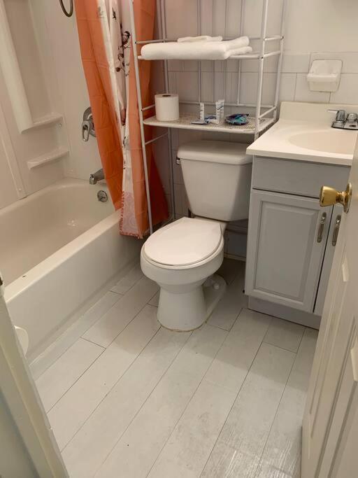 Large 3-Bedrooms/2-Bath Apt, One Block To Train New York Exterior foto