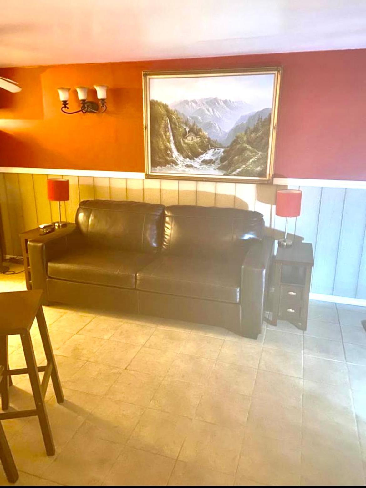 Large 3-Bedrooms/2-Bath Apt, One Block To Train New York Exterior foto