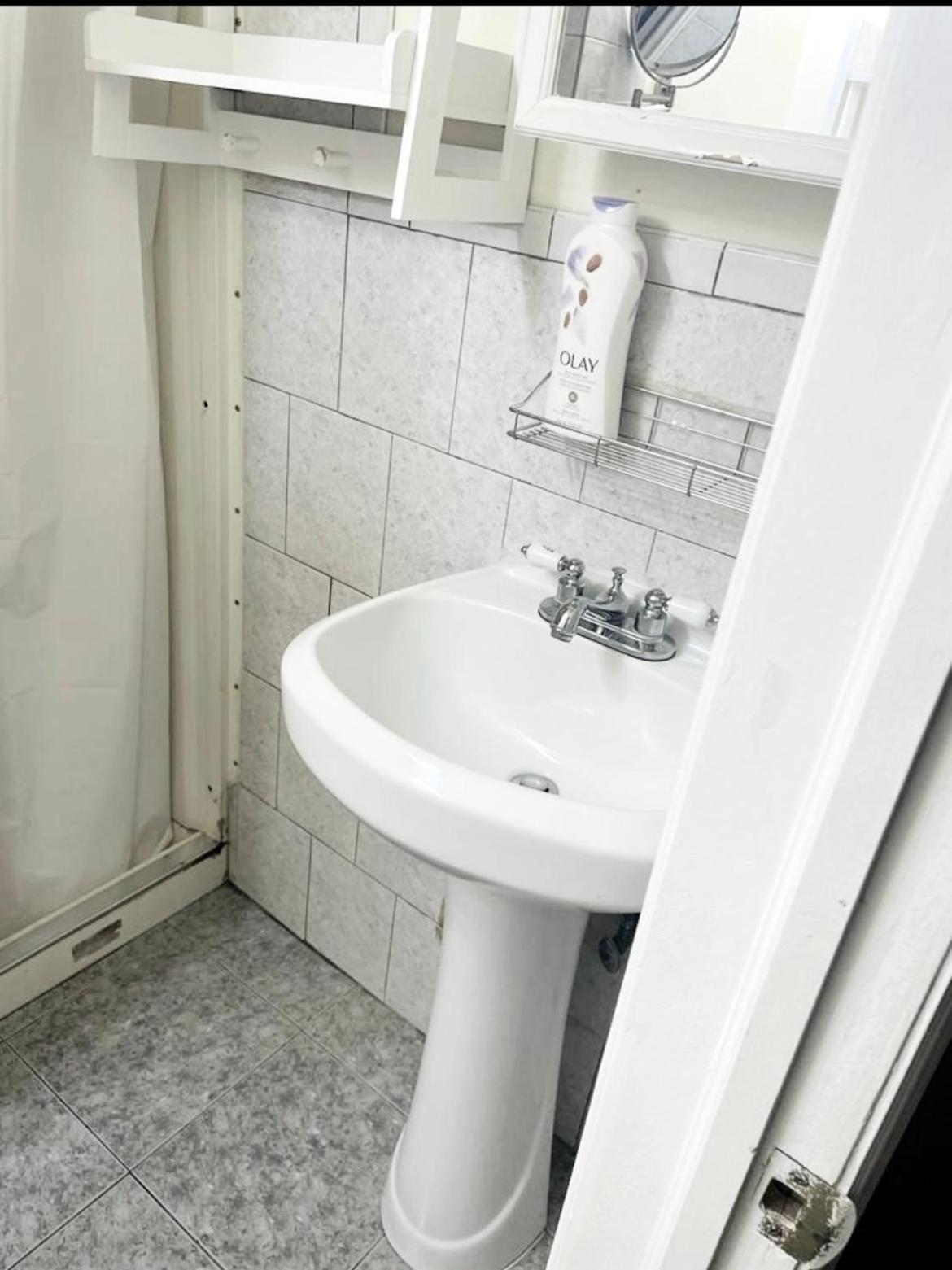 Large 3-Bedrooms/2-Bath Apt, One Block To Train New York Exterior foto