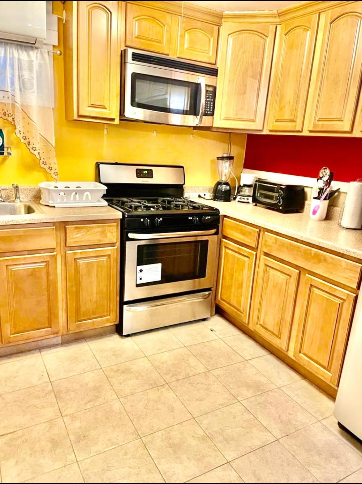 Large 3-Bedrooms/2-Bath Apt, One Block To Train New York Exterior foto
